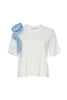 T-shirt bianca in cotone con volant azzurro